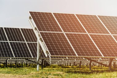 Yeni enerji. Güneşli günde güneş paneli, alternatif elektrik kaynağı.