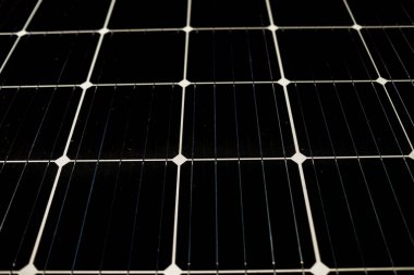 Yeni enerji. Güneşli günde güneş paneli, alternatif elektrik kaynağı.