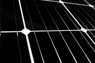 Yeni enerji. Güneşli günde güneş paneli, alternatif elektrik kaynağı.