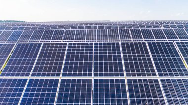 Yeni Enerji, Güneş paneli, alternatif elektrik kaynağı. Güneş fotovoltaik panellerin havadan görünümü