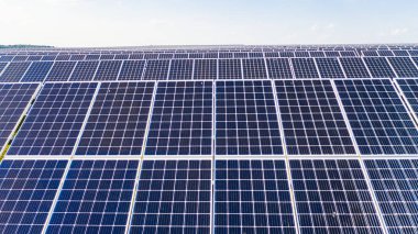 Yeni Enerji, Güneş paneli, alternatif elektrik kaynağı. Güneş fotovoltaik panellerin havadan görünümü