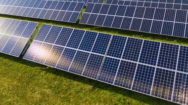Yeni Enerji, Güneş paneli, alternatif elektrik kaynağı. Güneş fotovoltaik panellerin havadan görünümü