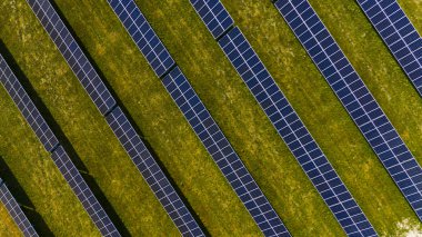 Yeni Enerji, Güneş paneli, alternatif elektrik kaynağı. Güneş fotovoltaik panellerin havadan görünümü