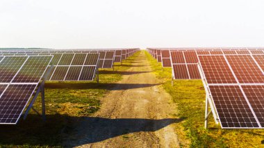 Yeni Enerji, Güneş paneli, alternatif elektrik kaynağı. Güneş fotovoltaik panellerin havadan görünümü