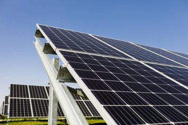 Yeni enerji. Güneşli günde güneş paneli, alternatif elektrik kaynağı.
