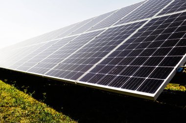 Yeni enerji. Güneşli günde güneş paneli, alternatif elektrik kaynağı.