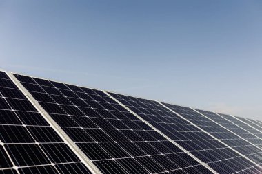 Yeni enerji. Güneşli günde güneş paneli, alternatif elektrik kaynağı.