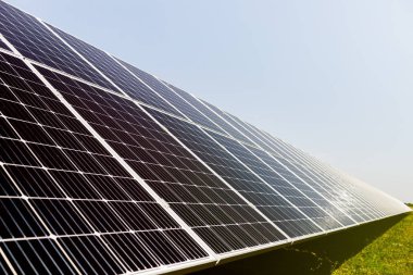 Yeni enerji. Güneşli günde güneş paneli, alternatif elektrik kaynağı.