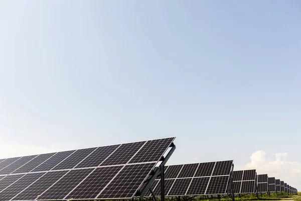 Neue Energie Sonnenkollektoren Sonnigen Tagen Alternative Stromquelle — Stockfoto