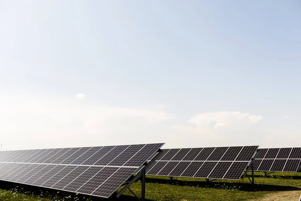 Neue Energie Sonnenkollektoren Sonnigen Tagen Alternative Stromquelle — Stockfoto