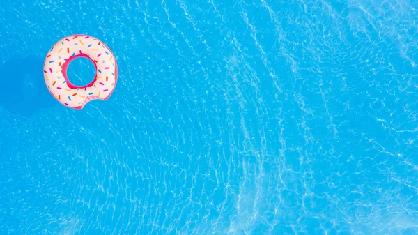 游泳池中大粉红色甜甜圈的鸟瞰图 — 图库照片