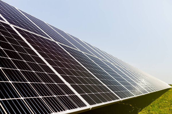 Новая энергия. Солнечная батарея в солнечный день, альтернативный источник электроэнергии
.