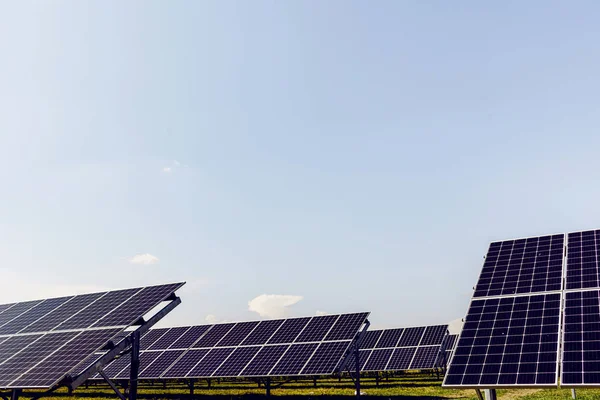 Neue Energie Sonnenkollektoren Sonnigen Tagen Alternative Stromquelle — Stockfoto