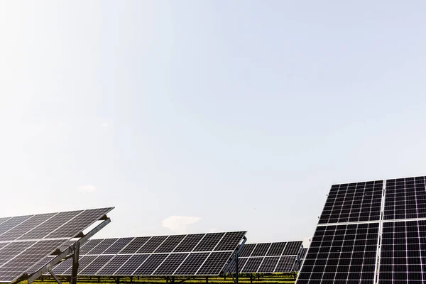 Nova Energia Painel Solar Dia Ensolarado Fonte Eletricidade Alternativa — Fotografia de Stock