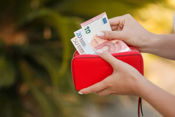 Euro Money Lány Holding Eurószámlák Női Kezek Pénzt Kap Pénztárcából — Stock Fotó