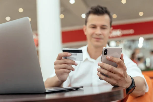 Hombre Usando Teléfono Inteligente Ordenador Portátil Tarjeta Crédito Online Shopping — Foto de Stock