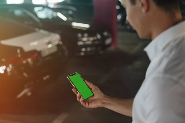 Mannen Som Använder Smarttelefon Parkeringen Tomma Skärmen Smartphone Parkering — Stockfoto