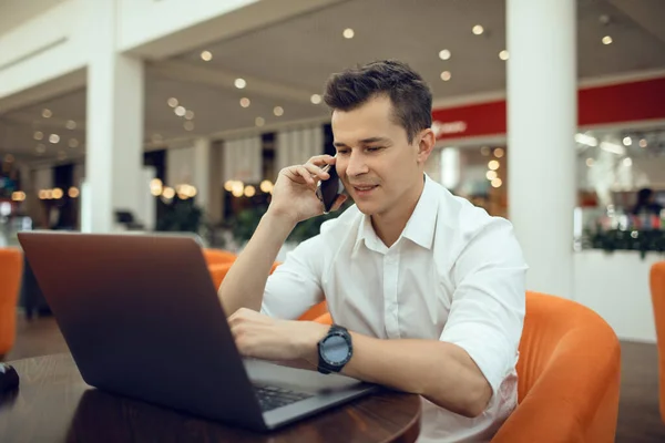 Man Using Laptop Smartphone Coffee Shop — Stock Photo, Image