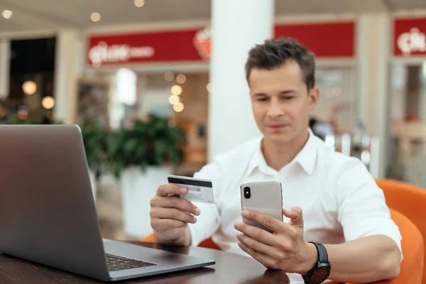 Hombre Usando Teléfono Inteligente Ordenador Portátil Tarjeta Crédito Online Shopping — Foto de Stock
