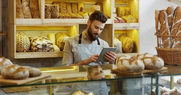 Retrato Panadero Que Trabaja Una Panadería Utiliza Una Tableta —  Fotos de Stock