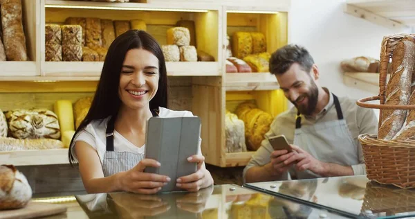 Mujer Hermosa Caucásica Vendedor Desplazándose Grabando Computadora Tableta Mientras Que —  Fotos de Stock