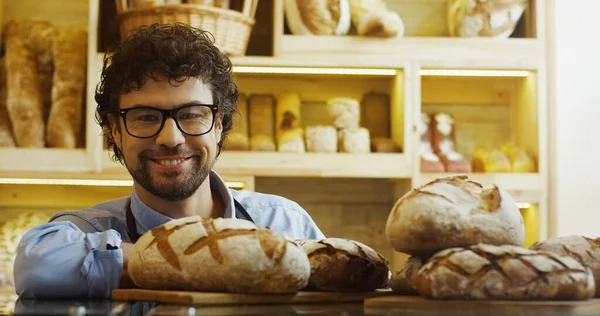 Retrato Panadero Guapo Sonriente Trabajando Panadería —  Fotos de Stock