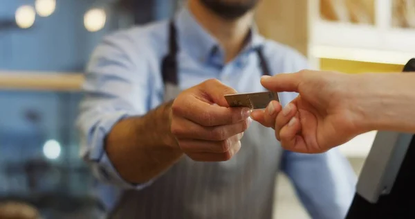 Close Van Vrouwelijke Handen Van Koper Die Een Creditcard Geeft — Stockfoto