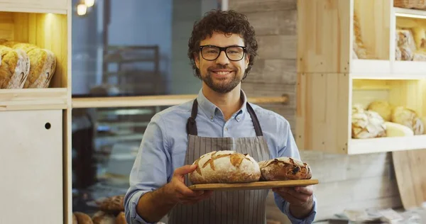 Çekici Genç Adamın Portre Resmi Fırıncı Elinde Taze Ekmekle Bir — Stok fotoğraf