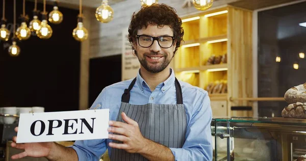 Hombre Caucásico Sonrió Panadería Vendedor Posando Con Letrero Abierto Sonriendo —  Fotos de Stock