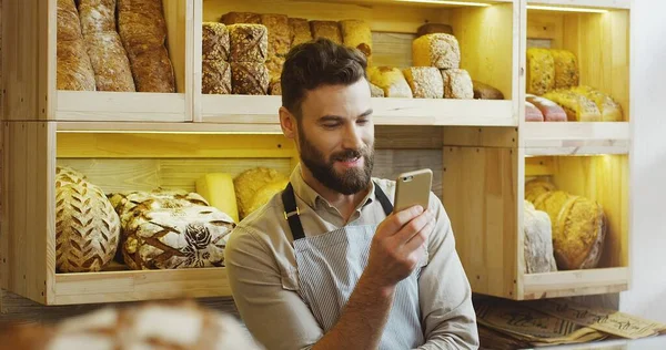 Fırında Akıllı Telefon Kullanarak Çalışan Mutlu Fırıncının Portresi — Stok fotoğraf