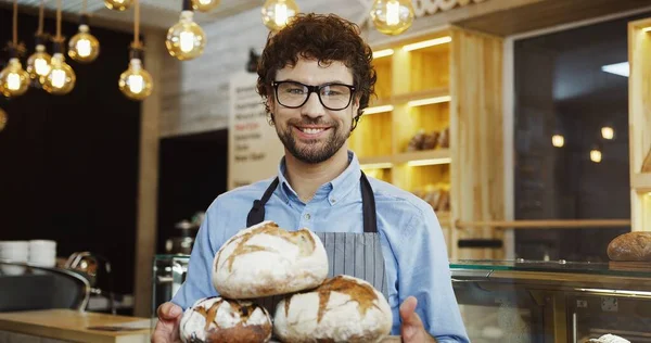 빵집에서 일하는 잘생긴 미소를 제빵사의 — 스톡 사진