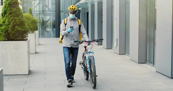Lieferant Mit Medizinischer Maske Handschuhen Und Handschuhen Führt Sein Fahrrad — Stockfoto