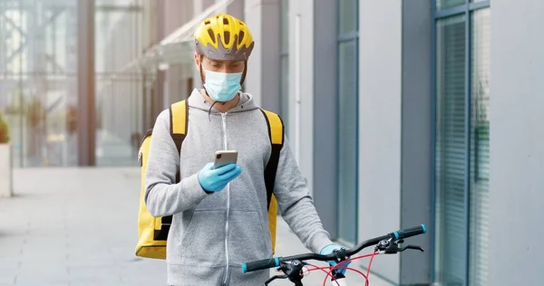 의료용 마스크 케이블카를 거리에서 자전거를 다니고 핸드폰을 도청하고 전화를 — 스톡 사진