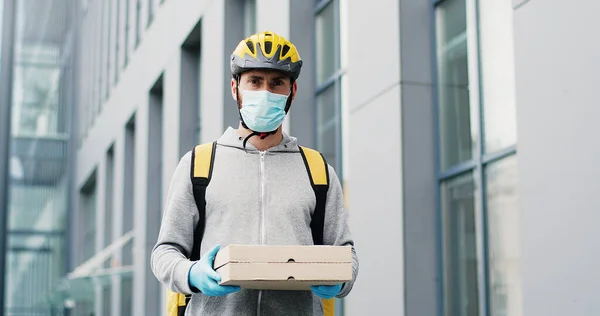 Portraitaufnahme Eines Lieferanten Medizinischer Maske Der Auf Der Straße Steht — Stockfoto