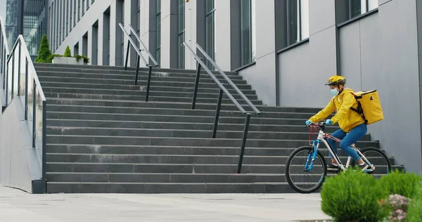 Kurierin Medizinischer Maske Mit Gelbem Thermorucksack Und Fahrrad Der Stadt — Stockfoto