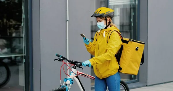 Porträt Einer Kurierin Mit Gelbem Thermalrucksack Medizinischer Maske Und Helm — Stockfoto