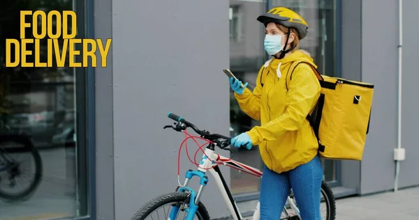 Ritratto Corriere Donna Con Zaino Termico Giallo Maschera Medica Casco — Foto Stock