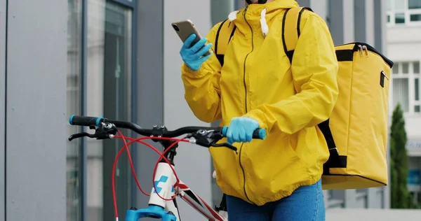 Porträt Einer Kurierin Mit Gelbem Thermalrucksack Medizinischer Maske Und Helm — Stockfoto