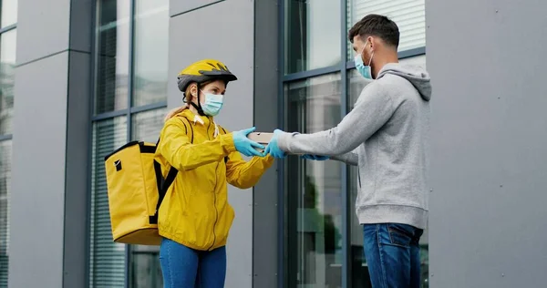 Joven Mensajera Casco Para Montar Bicicleta Máscara Médica Dando Paquetes —  Fotos de Stock