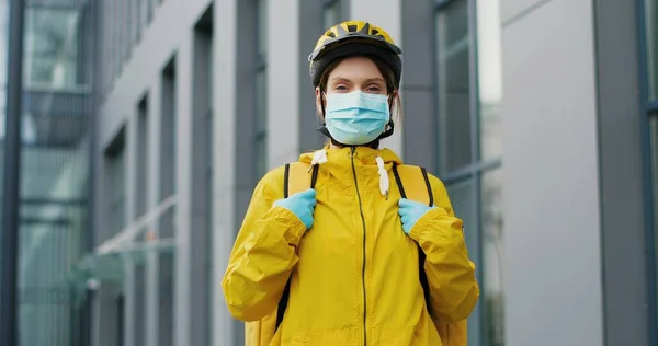 Porträt Der Schönen Zustellerin Medizinischer Maske Und Helm Zum Fahrradfahren — Stockfoto