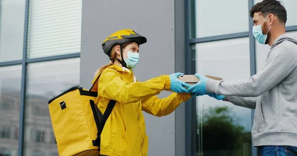 Kurierin Medizinischer Maske Die Einem Mann Auf Der Straße Kartons — Stockfoto