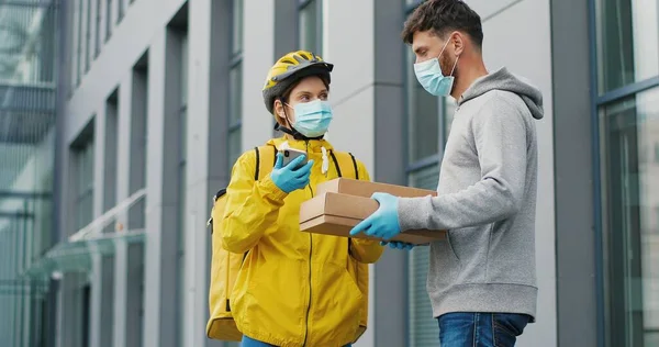 Mensajera Máscara Médica Dando Cajas Cartón Con Pizza Hombre Calle —  Fotos de Stock