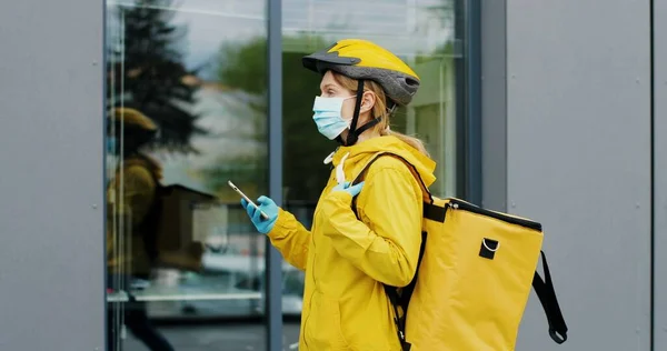 Nahaufnahme Einer Jungen Zustellerin Medizinischer Maske Die Auf Der Straße — Stockfoto