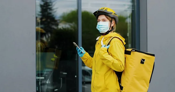 Porträt Einer Kurierin Medizinischer Maske Und Helm Zum Fahrradfahren Mit — Stockfoto