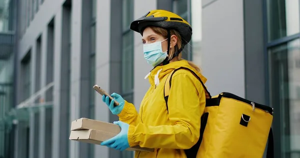 Nahaufnahme Einer Jungen Zustellerin Medizinischer Maske Die Auf Der Straße — Stockfoto