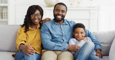Afro-Amerikan aile portresi evde birlikte vakit geçiriyorlar. Siyah anne baba ve küçük oğul..