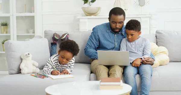 Gelukkig afrikaanse amerikaanse familie tijd doorbrengen samen thuis. — Stockfoto