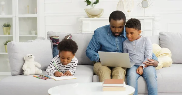 Gelukkig afrikaanse amerikaanse familie tijd doorbrengen samen thuis. — Stockfoto