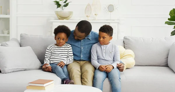 幸せなアフリカ系アメリカ人の家族が家で一緒に時間を過ごす. — ストック写真