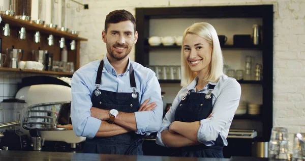 Manliga och kvinnliga baristor arbetar på kafé. — Stockfoto